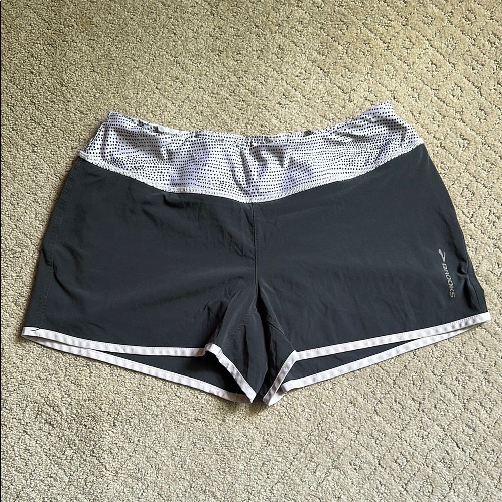 Brooks 2-in-1 Running Shorts Size Medium
